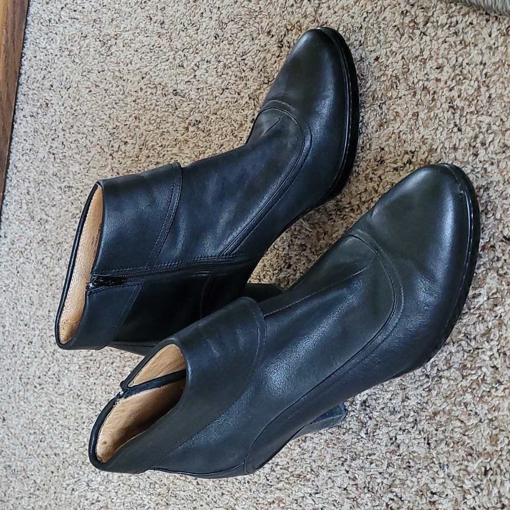 Söfft black booties